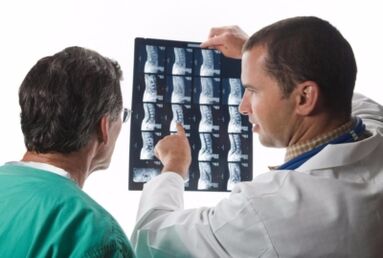 Le médecin a l'air de photos vertébrales