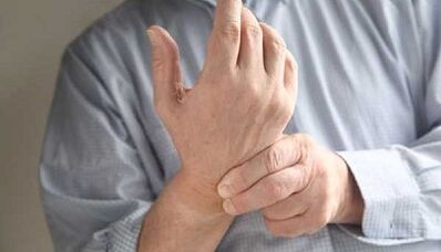 comment être étendu de la douleur dans les articulations des doigts