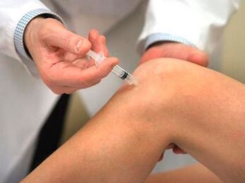 injection dans l'articulation du genou avec arthrose